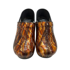 Dansko Tiger's Eye Professional Clogs Size 38 Patent Leather Finish Casual Brown